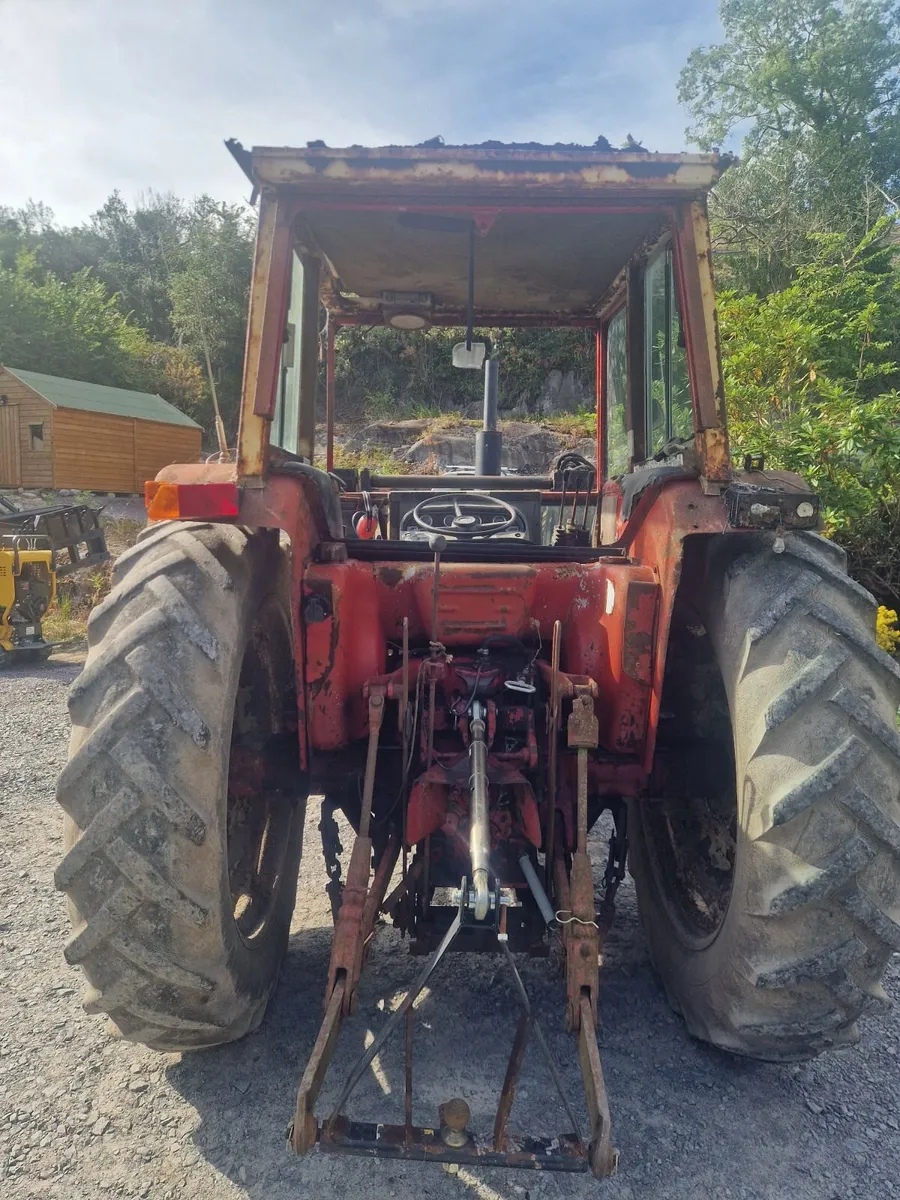 International Harvester Tractor with front loader - Image 3