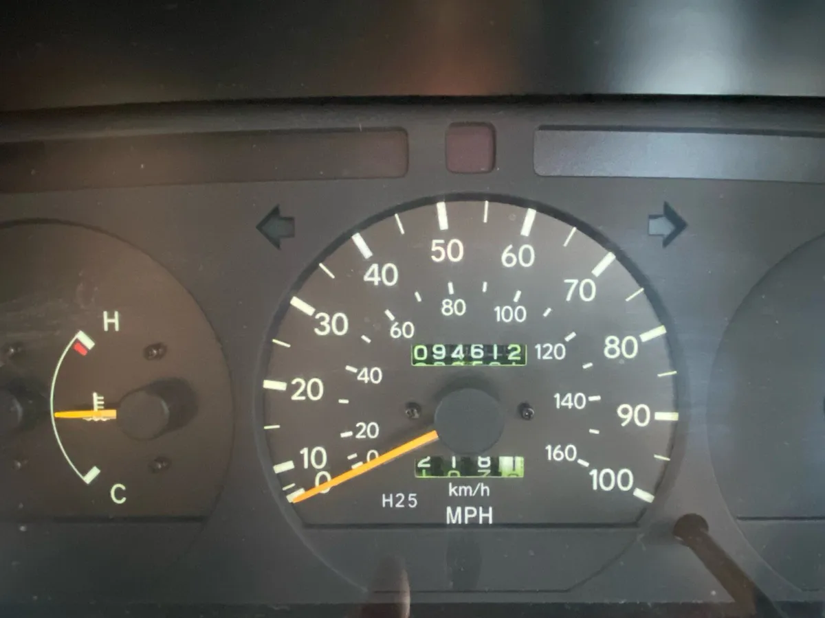 2002 toyota hiace - Image 2