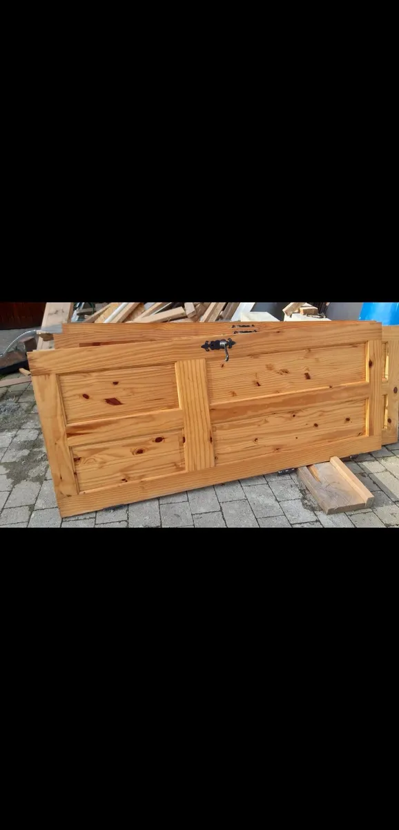 Solid Pine Door C/W Door Handle - Image 1