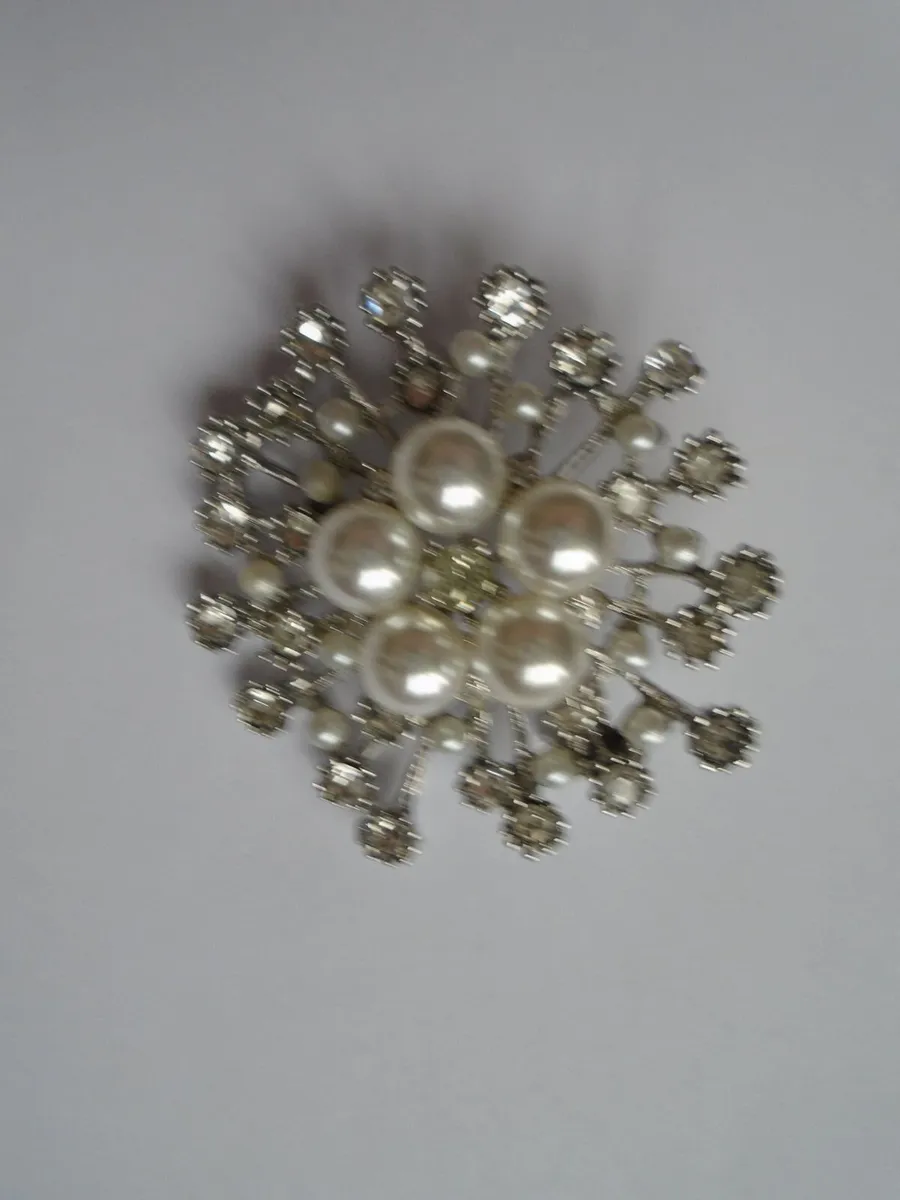 Brooch, Jewellery, Faux pearl brooch, Gift - Image 1