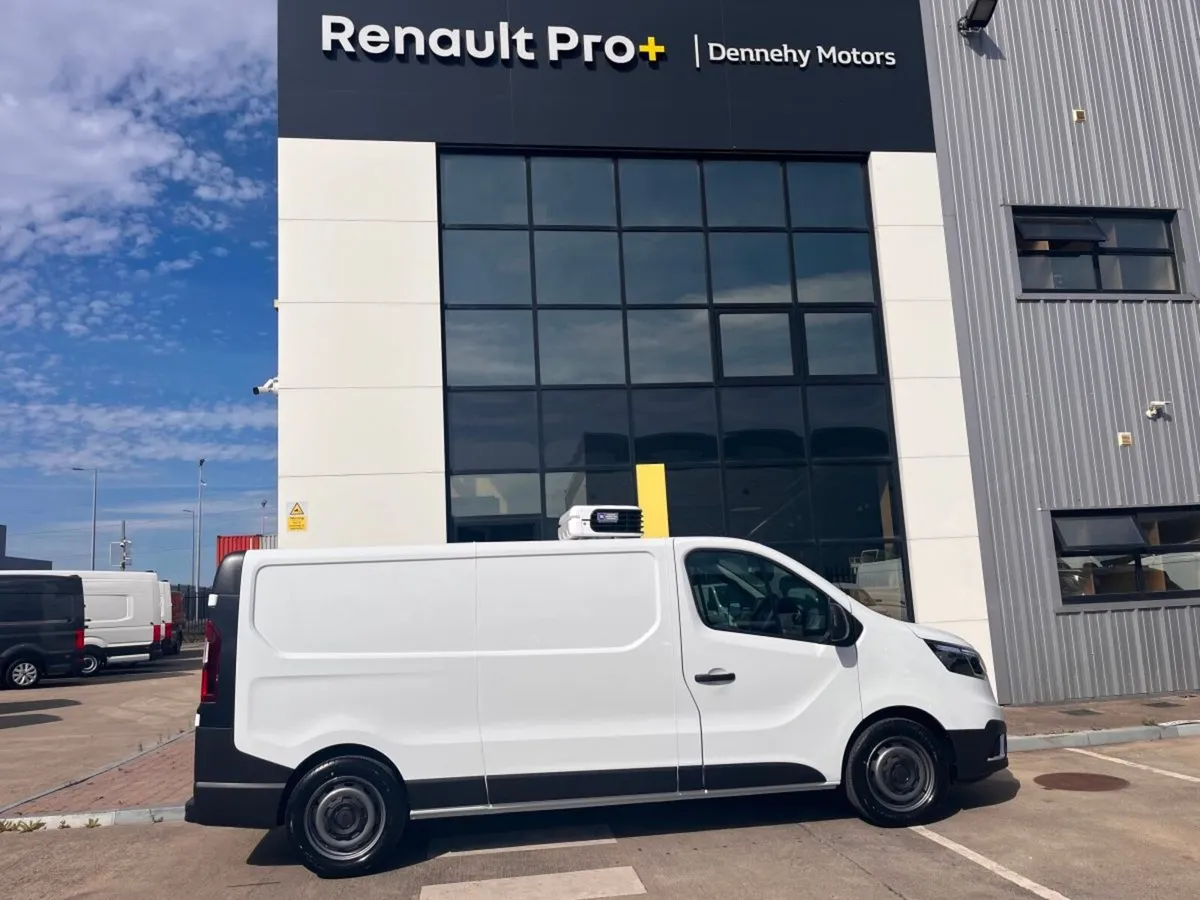 Renault Trafic FRIDGE VAN WITH PLUG IN OVERNIGHT - Image 4