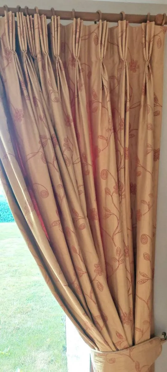 Curtains - Image 2