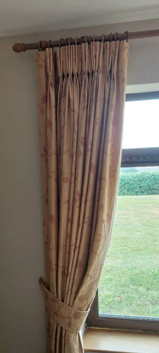 Curtains - Image 3