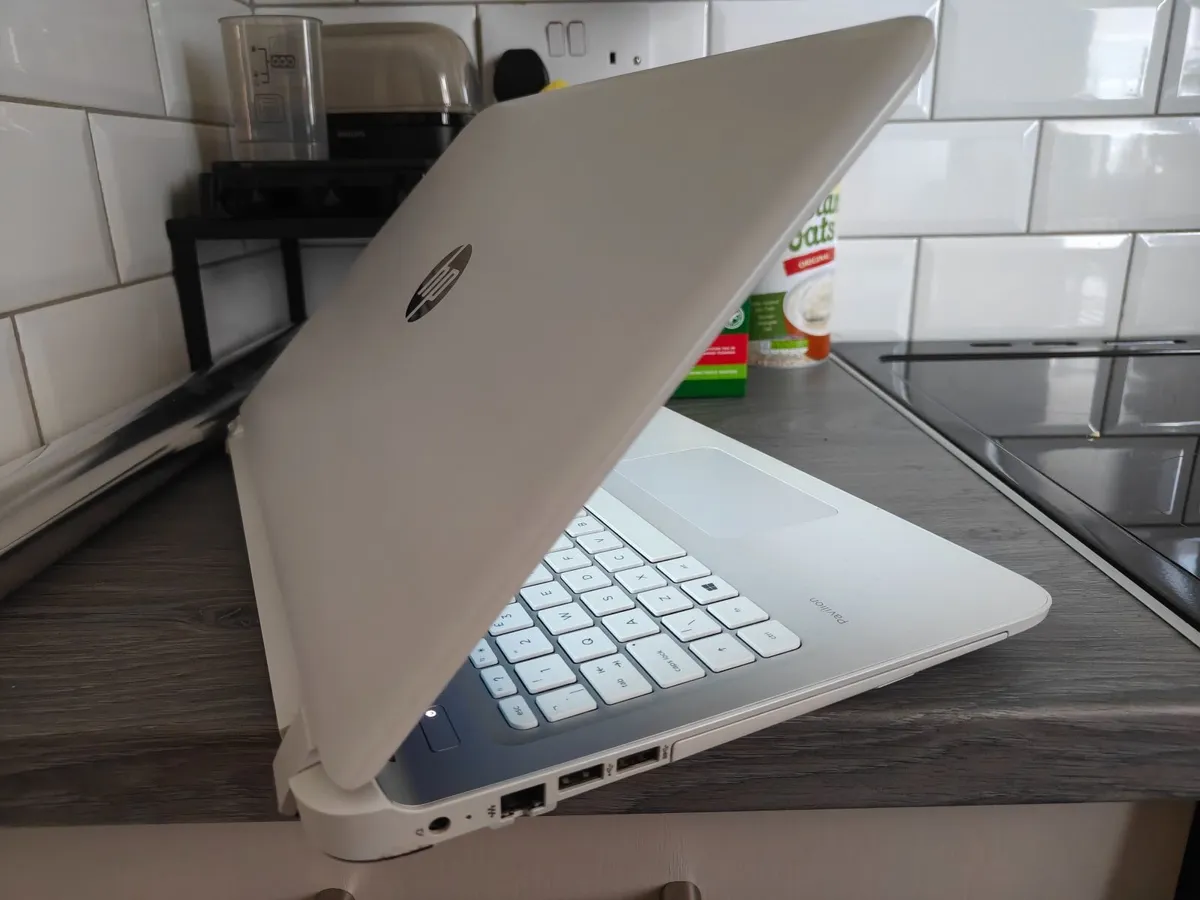 HP Pavilion 15, Core i3 - 8GB RAM - 1TB HDD - Image 2
