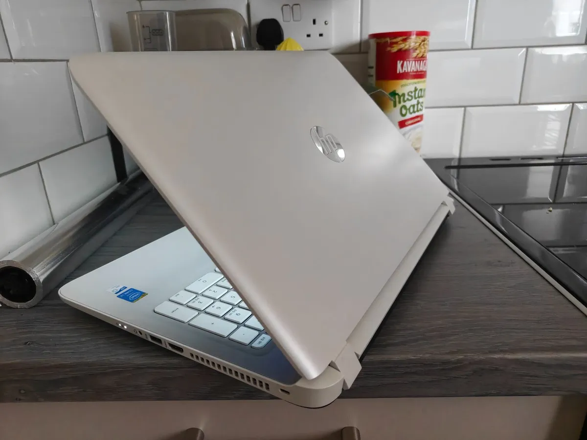HP Pavilion 15, Core i3 - 8GB RAM - 1TB HDD - Image 3