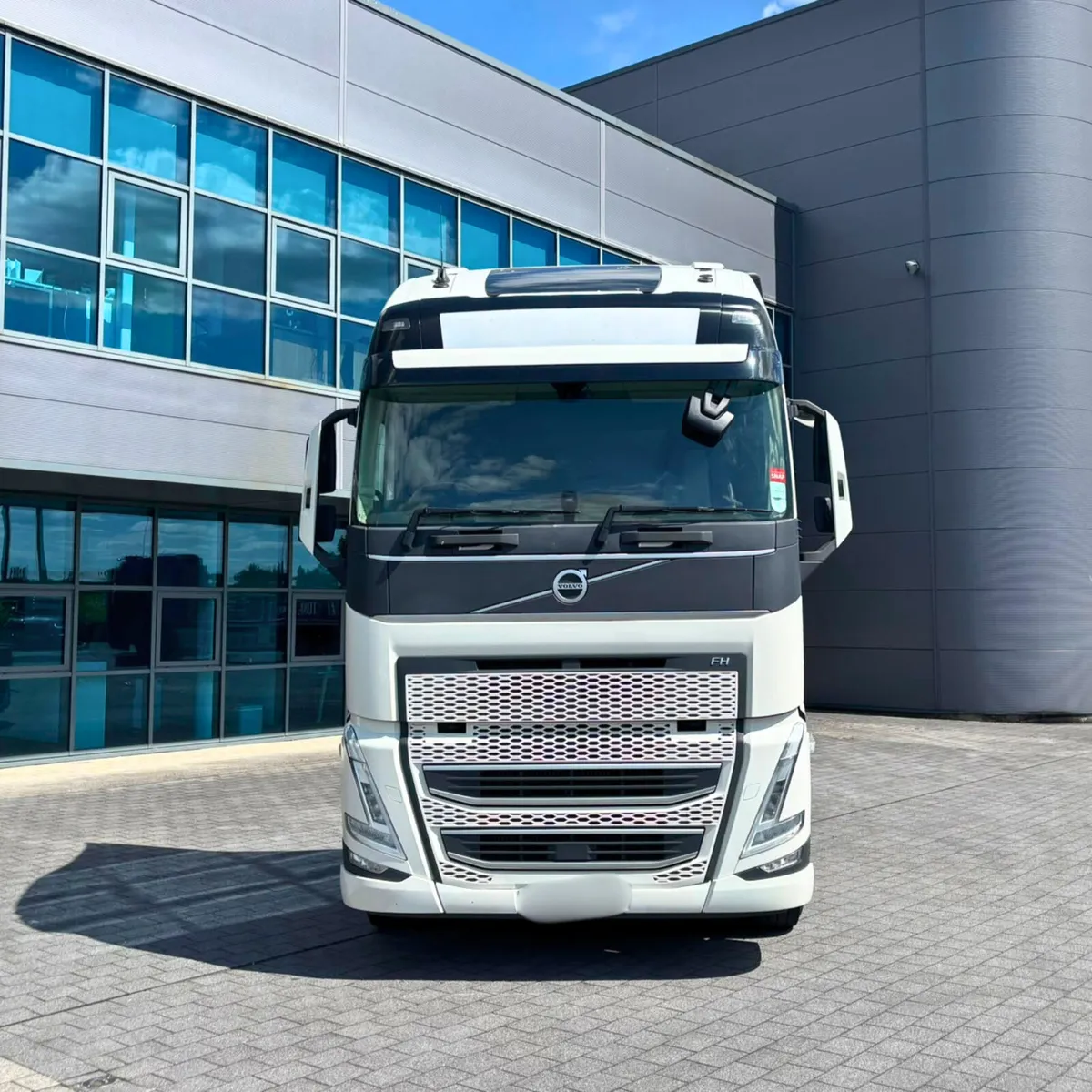 2022 Volvo FH500 6x2 - Image 2