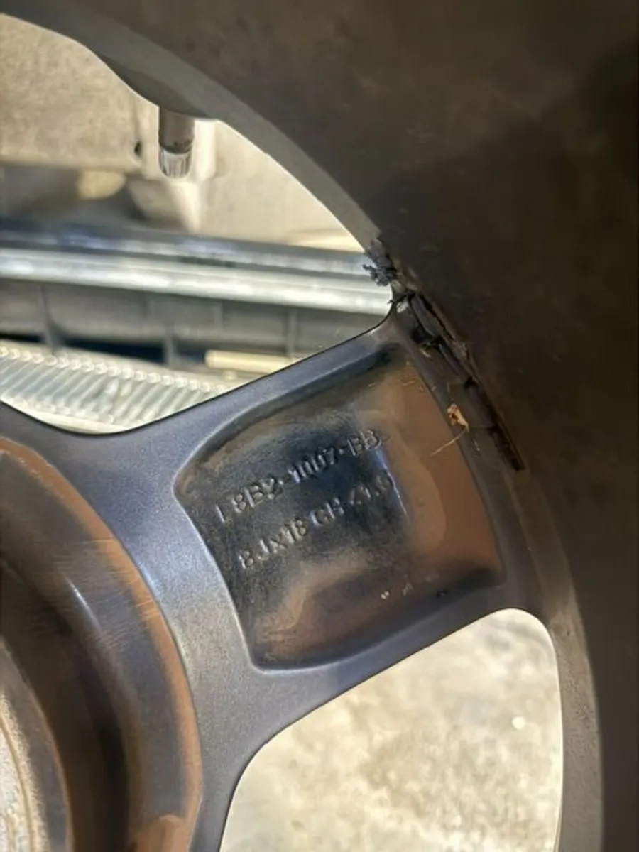 18" LANDROVER DEFENDER ORIGINAL ALLOYS & TYRES - Image 2