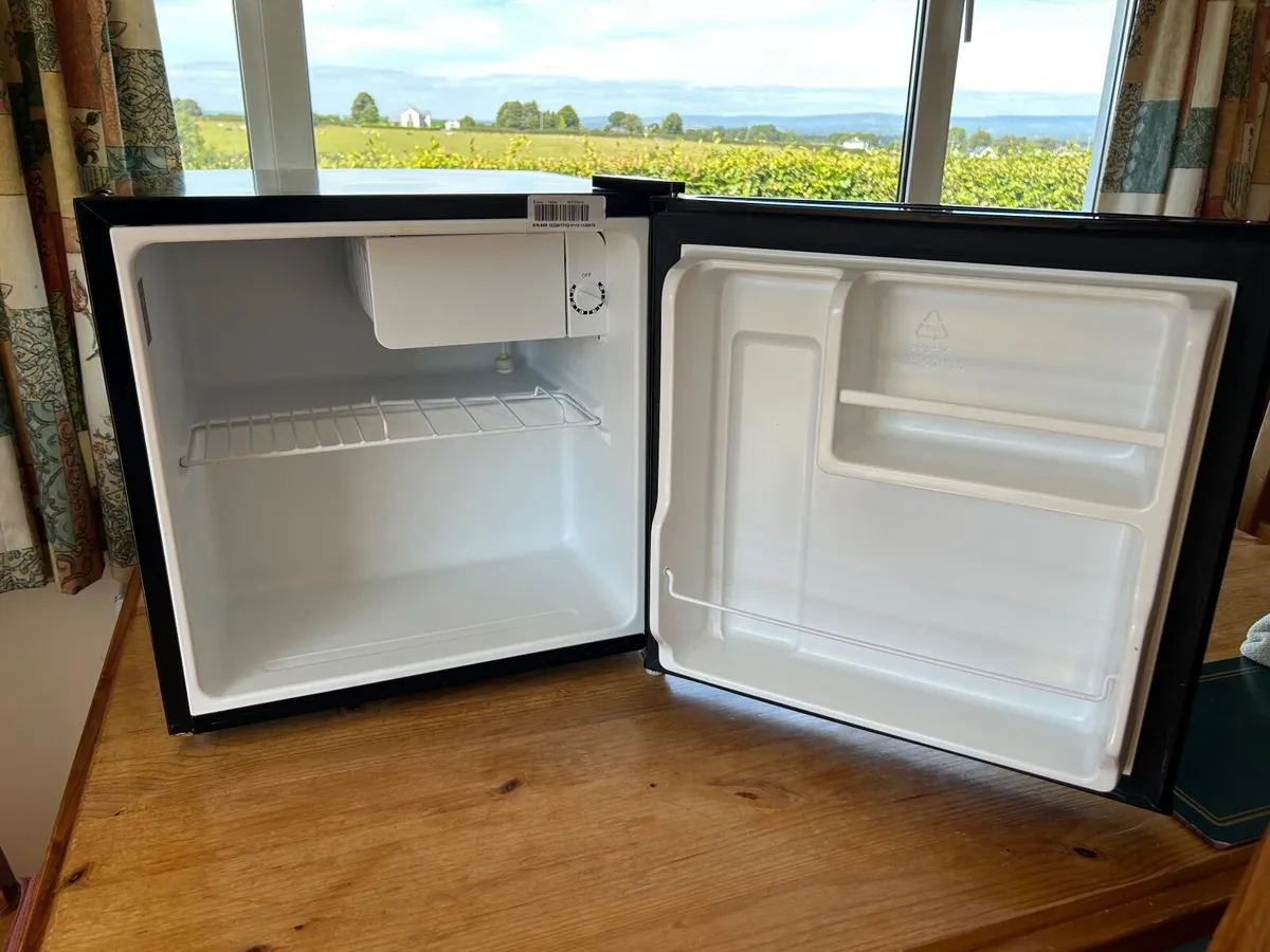 Russell Hobbs 43L Table Top Fridge - Image 4