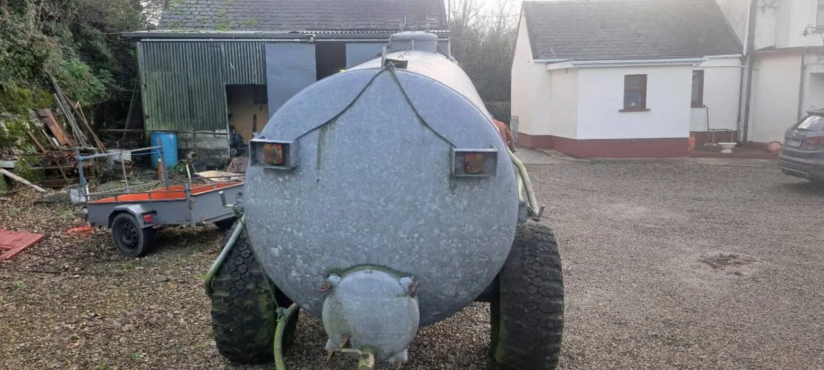 1600 gallon mollases/water tank - Image 1