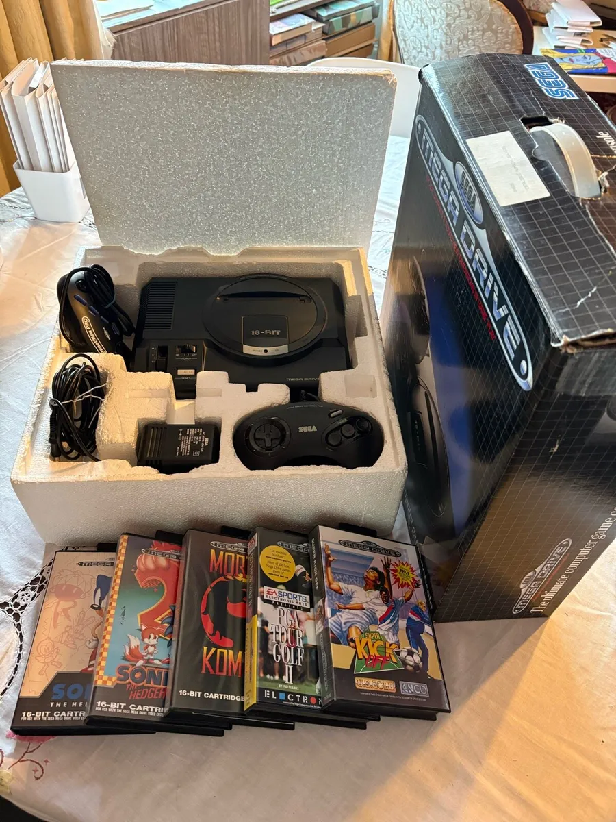 Boxed Original 16 Bit Sega Mega Drive & Games - Image 2
