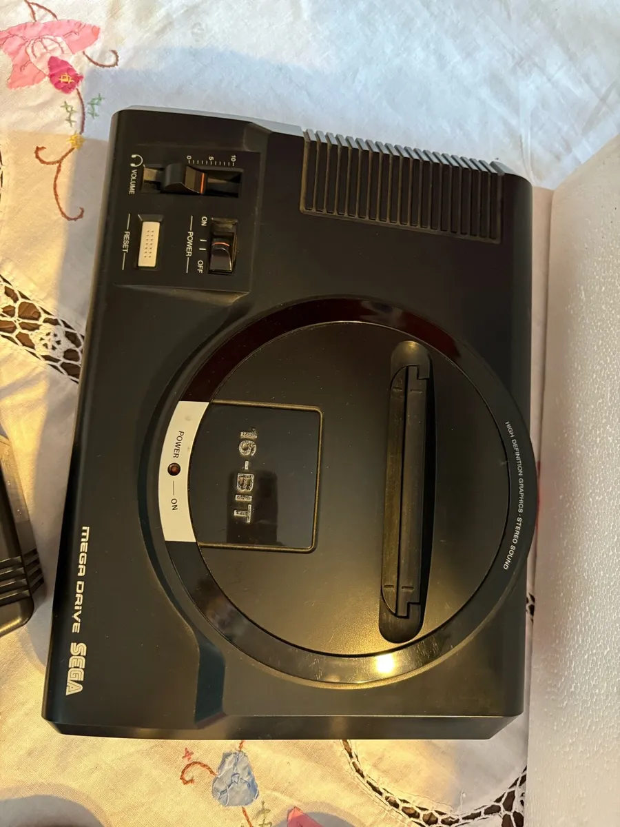 Boxed Original 16 Bit Sega Mega Drive & Games - Image 3