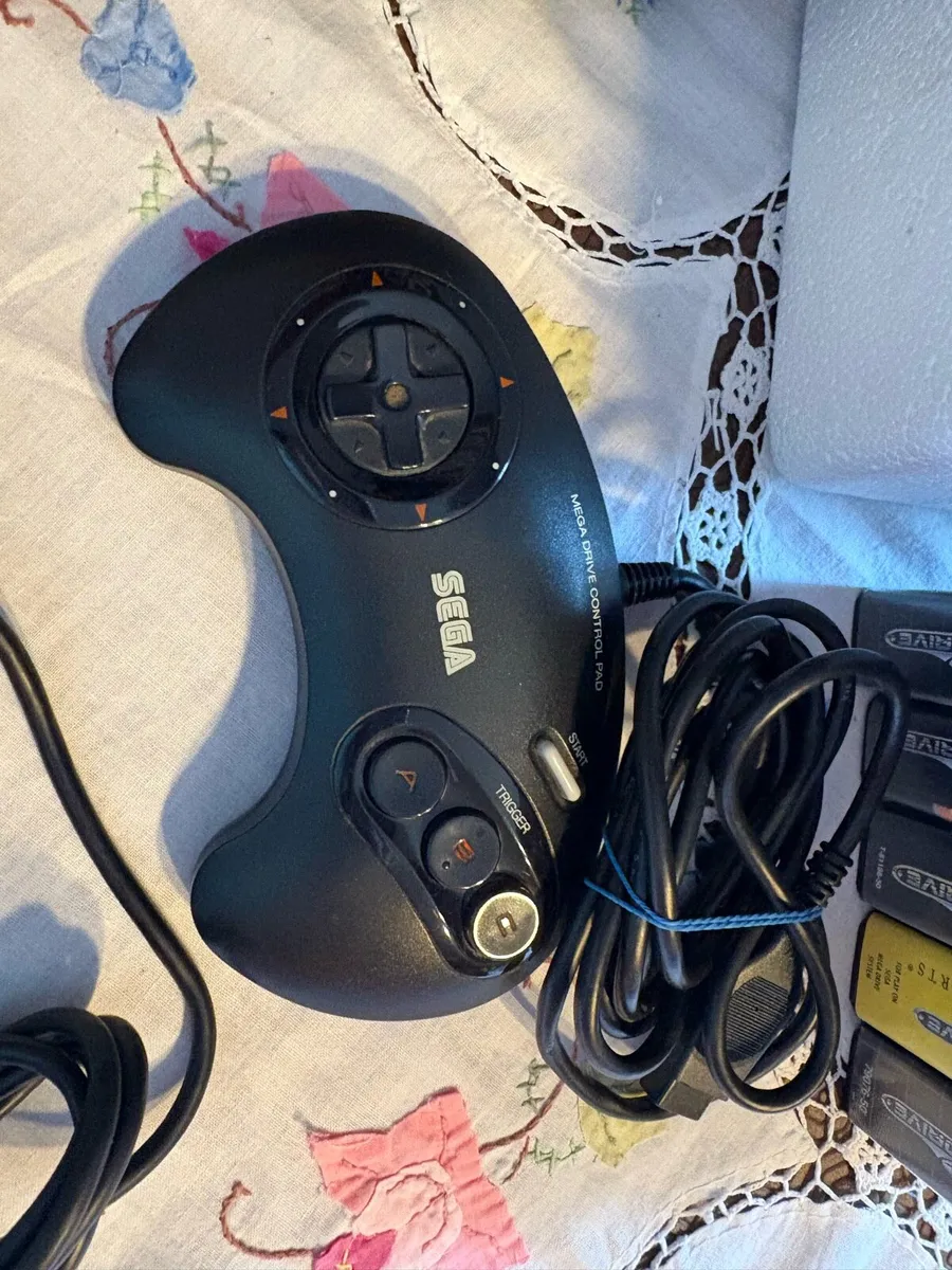 Boxed Original 16 Bit Sega Mega Drive & Games - Image 4