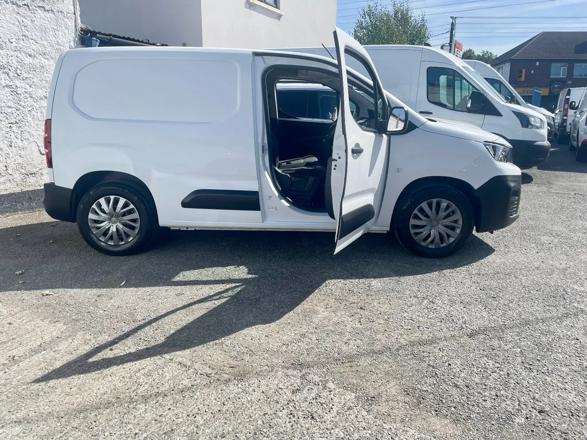 Peugeot  Partner 50KWH Fully Electric Auto,2022 - Image 3