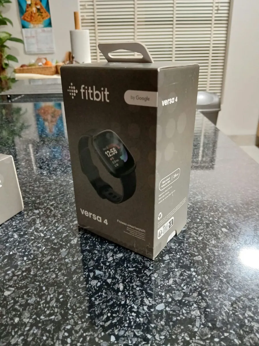 fitbit versa 4 - Image 1