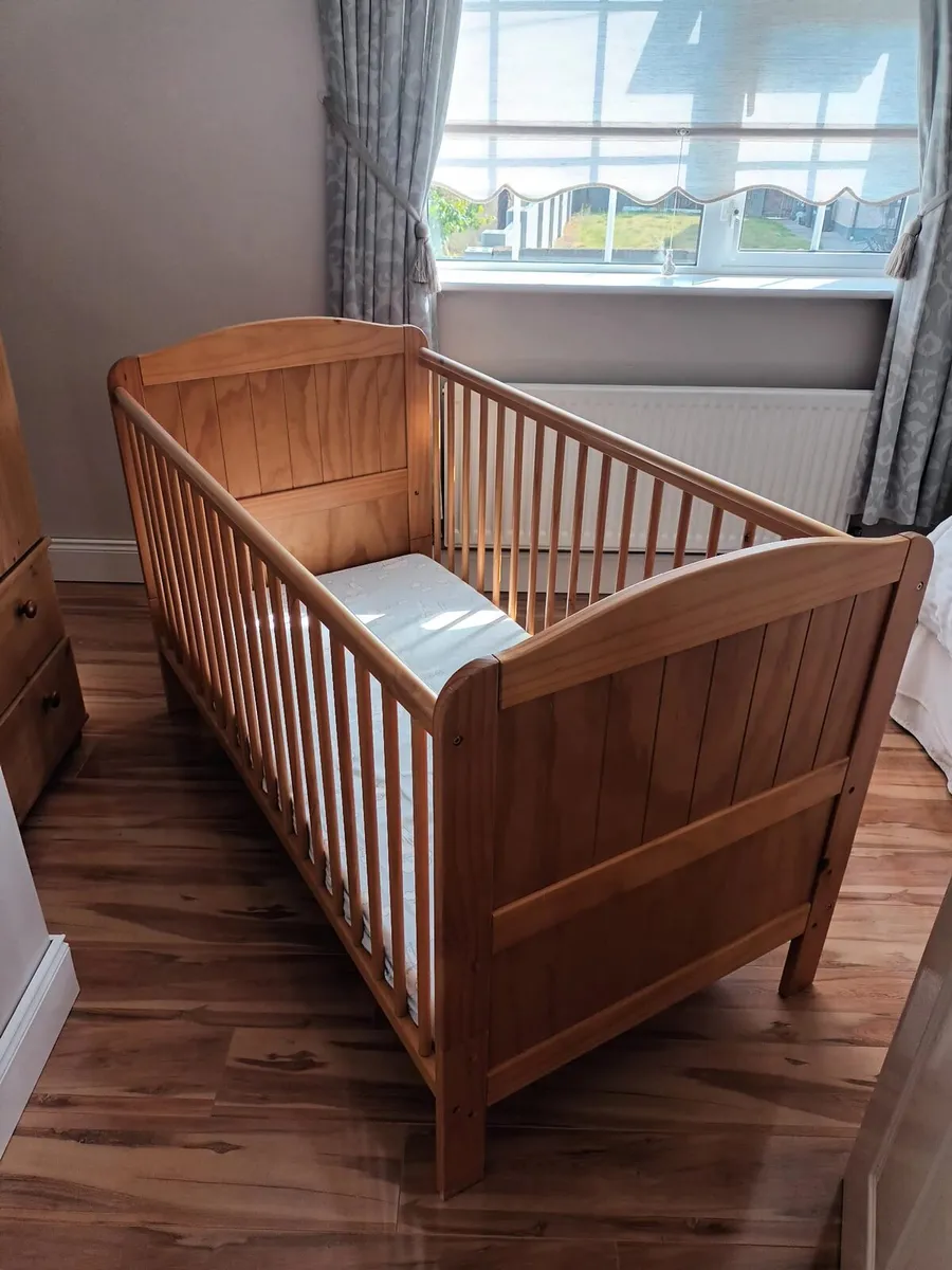 Cot and cradle - Image 3