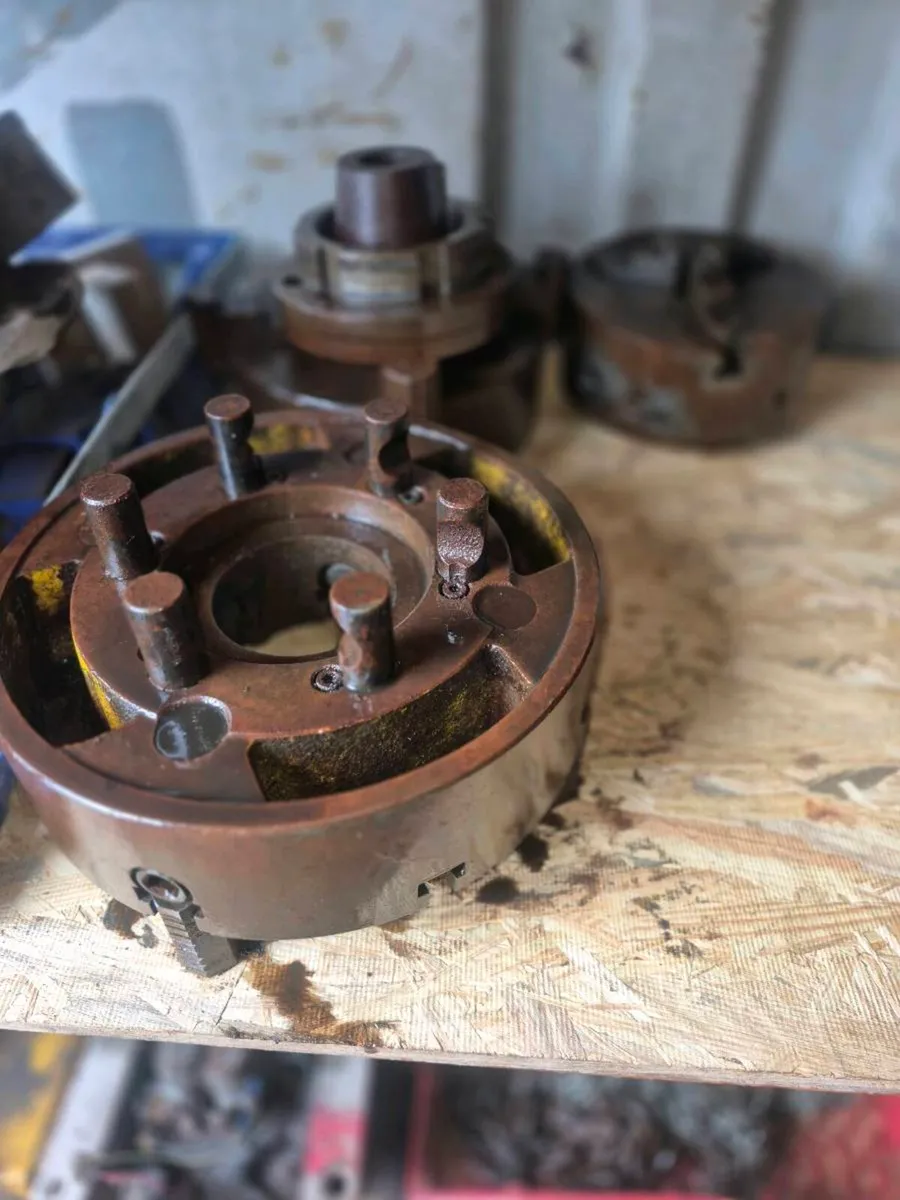 Lathe chucks 3+4 jaw - Image 1