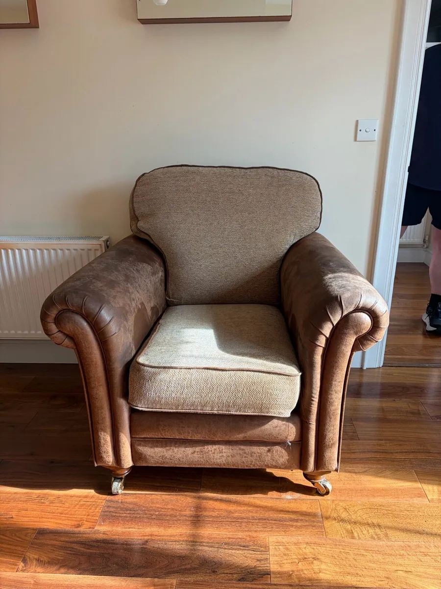Sofa and matching chair - Image 1