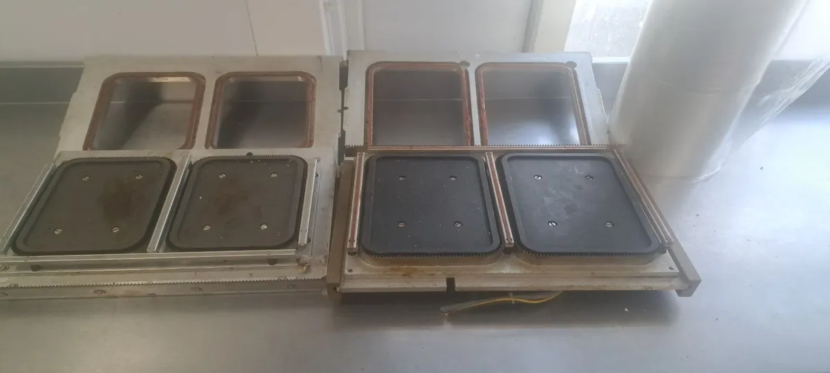 Hot plates D13 and D8 plus 4 rolls plastic film - Image 4