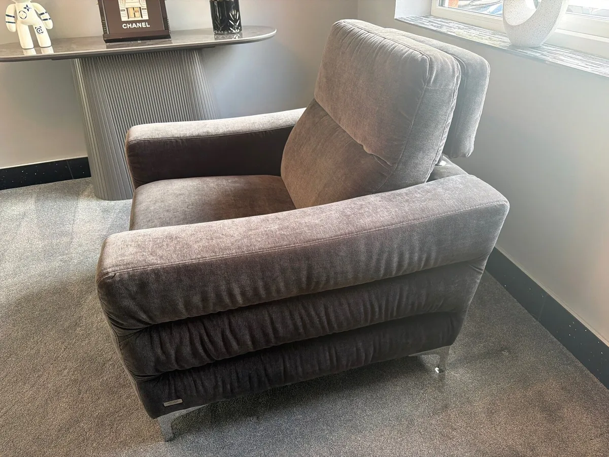 Sitting room suite. 3/4 seater recliner, and chair - Image 1