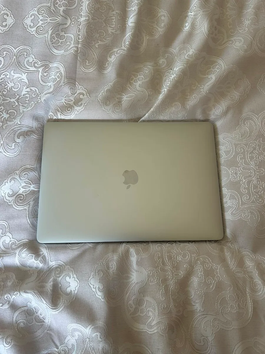 Apple Macbook Pro 15' (2017) i7 16GB RAM 256GB SSD - Image 2