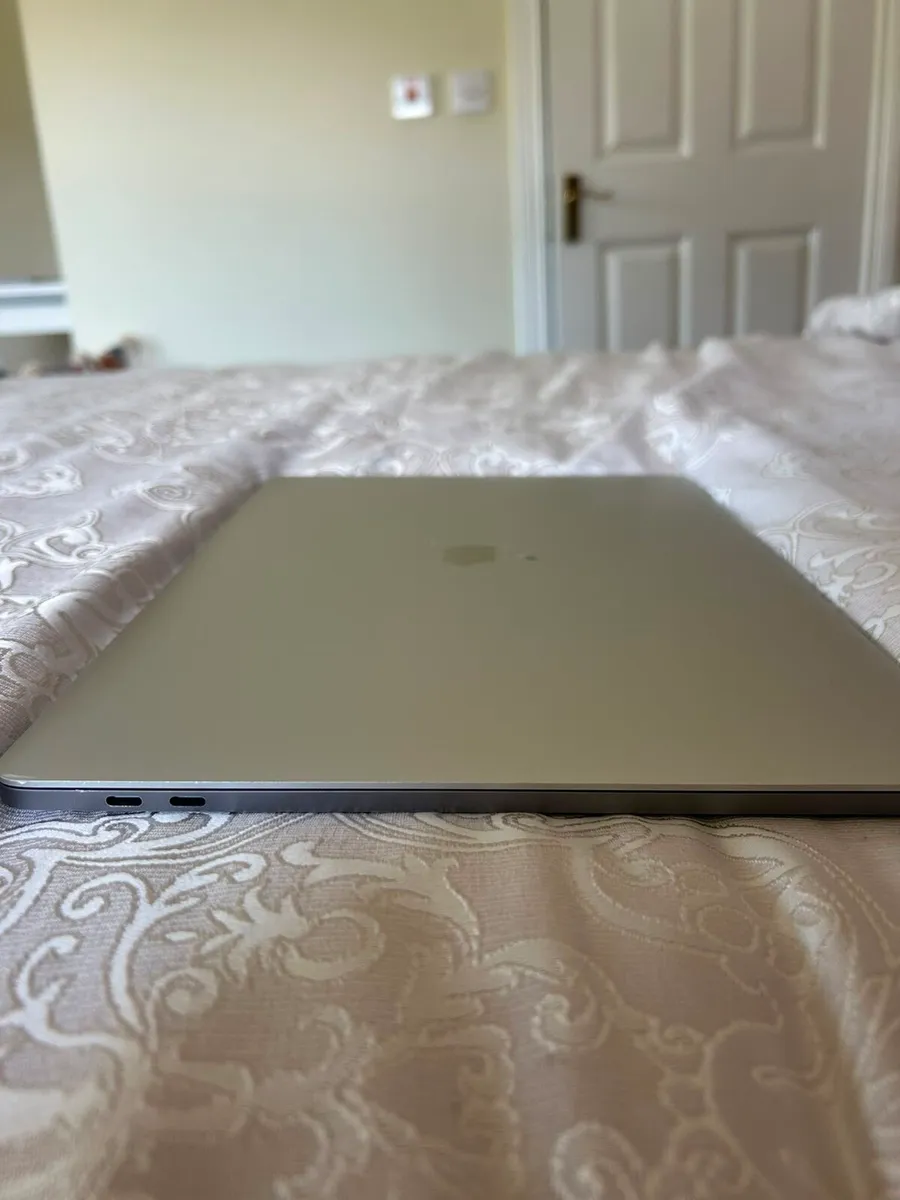 Apple Macbook Pro 15' (2017) i7 16GB RAM 256GB SSD - Image 4