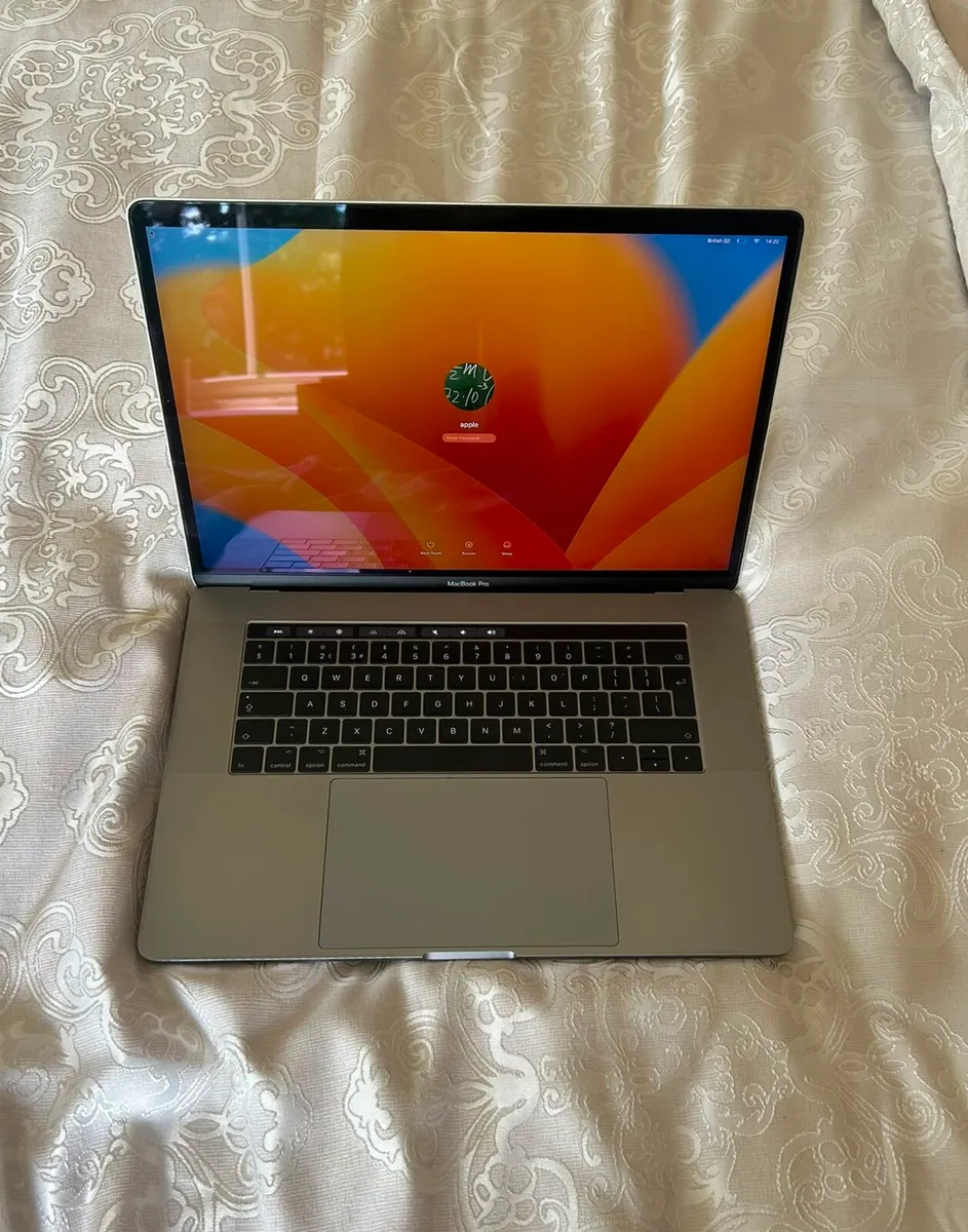 Apple Macbook Pro 15' (2017) i7 16GB RAM 256GB SSD - Image 1