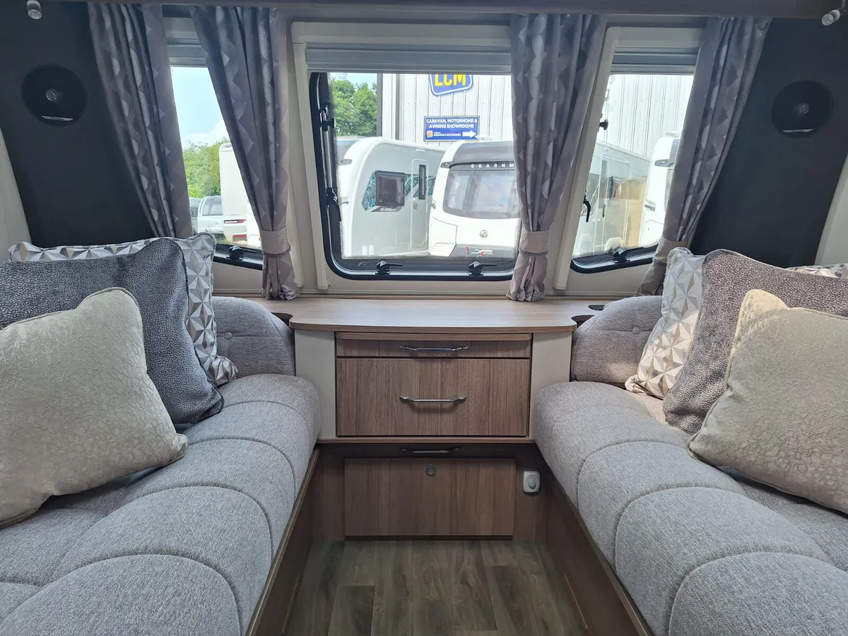 2022 COACHMAN VIP 575 - Image 4