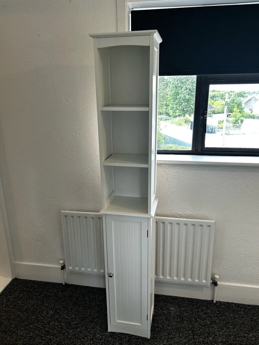 White skin bathroom cabinet - Image 1