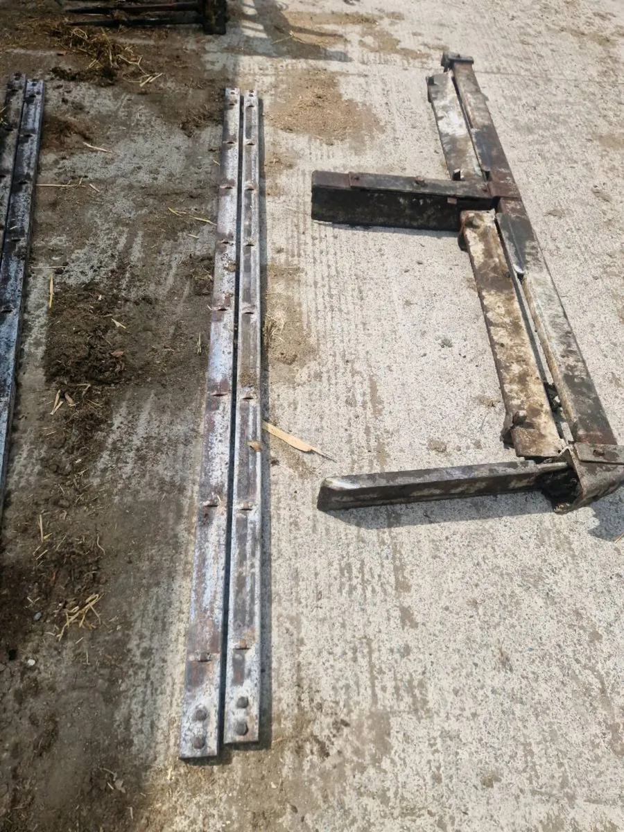 Scraper and center track - Image 1