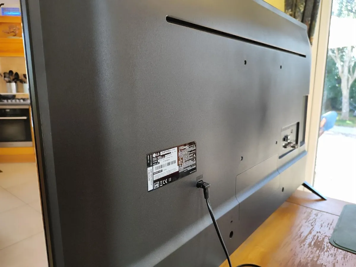 43" Lg Ultra Hd 4k Tv - Image 3