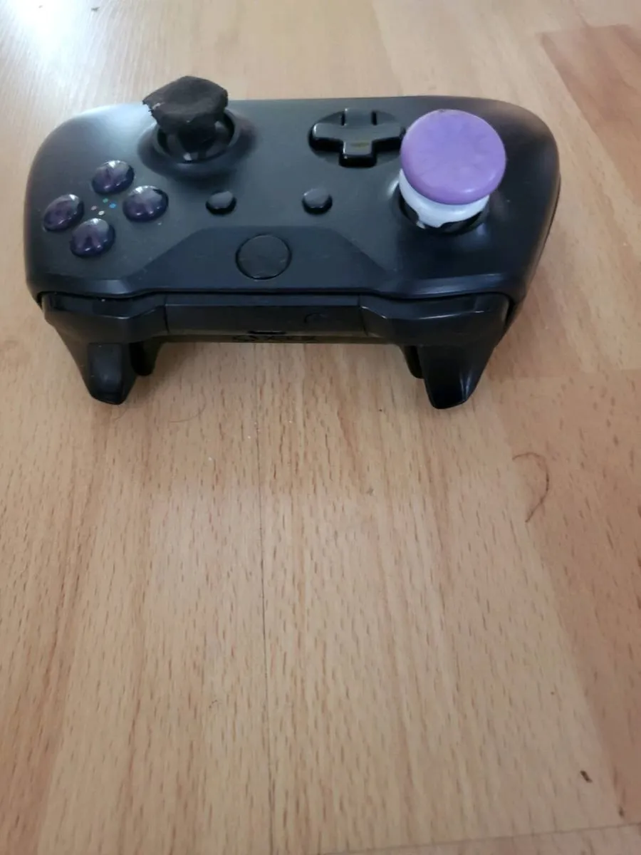 Xbox One S 1TB Fortnite Limited Edition - Image 4