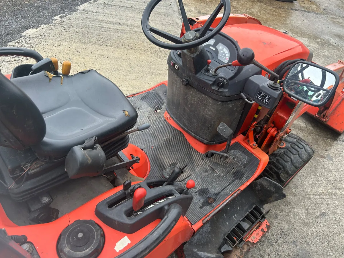 Kubota BX2350 Compact Tractor with loader and deck - Image 4