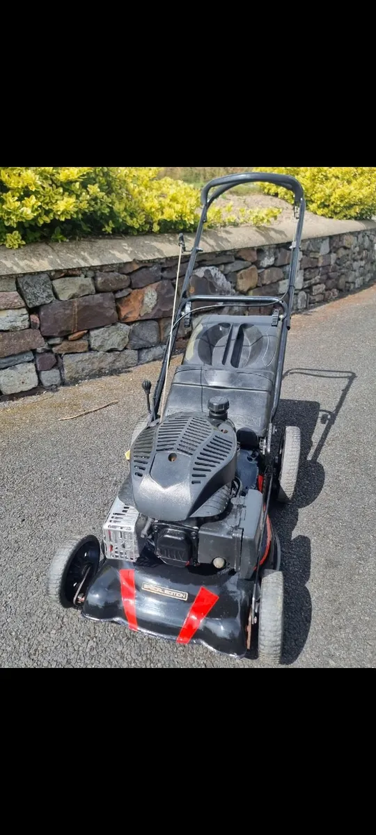 Lawnmower, with 19inch cut deck. - Image 1