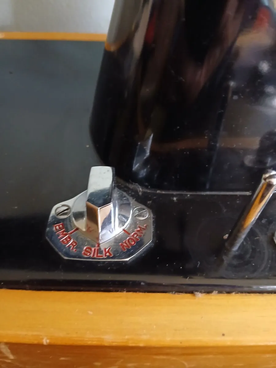 A Vintage Sovereign Sewing Machine - Image 2