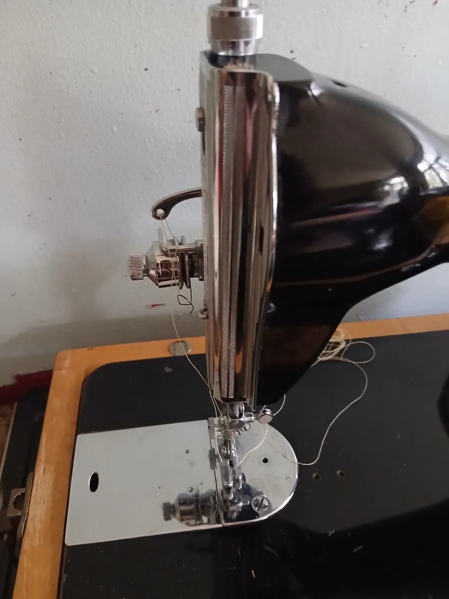 A Vintage Sovereign Sewing Machine - Image 4