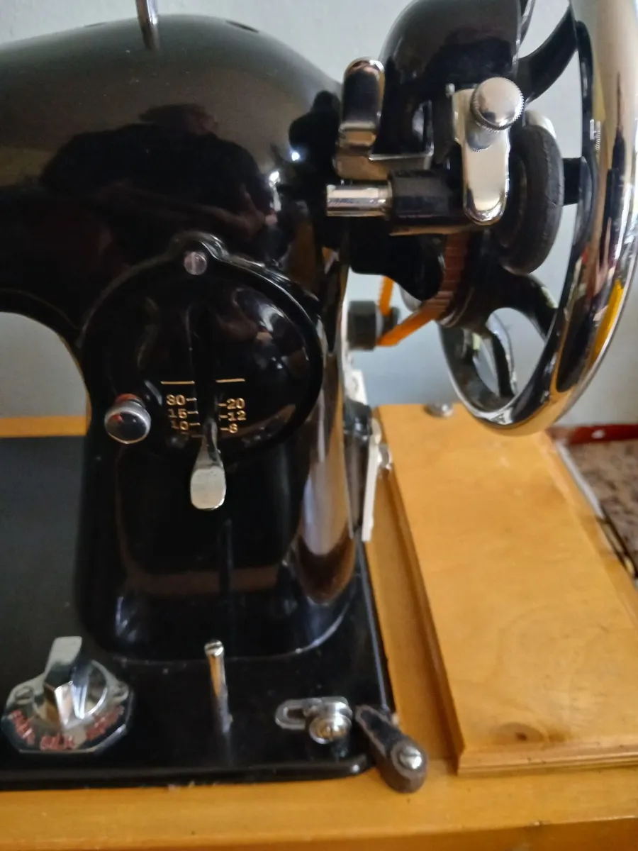 A Vintage Sovereign Sewing Machine - Image 3