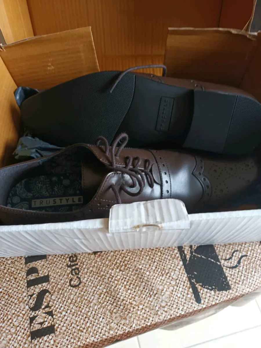 Pair of brown leather shoes - Image 1