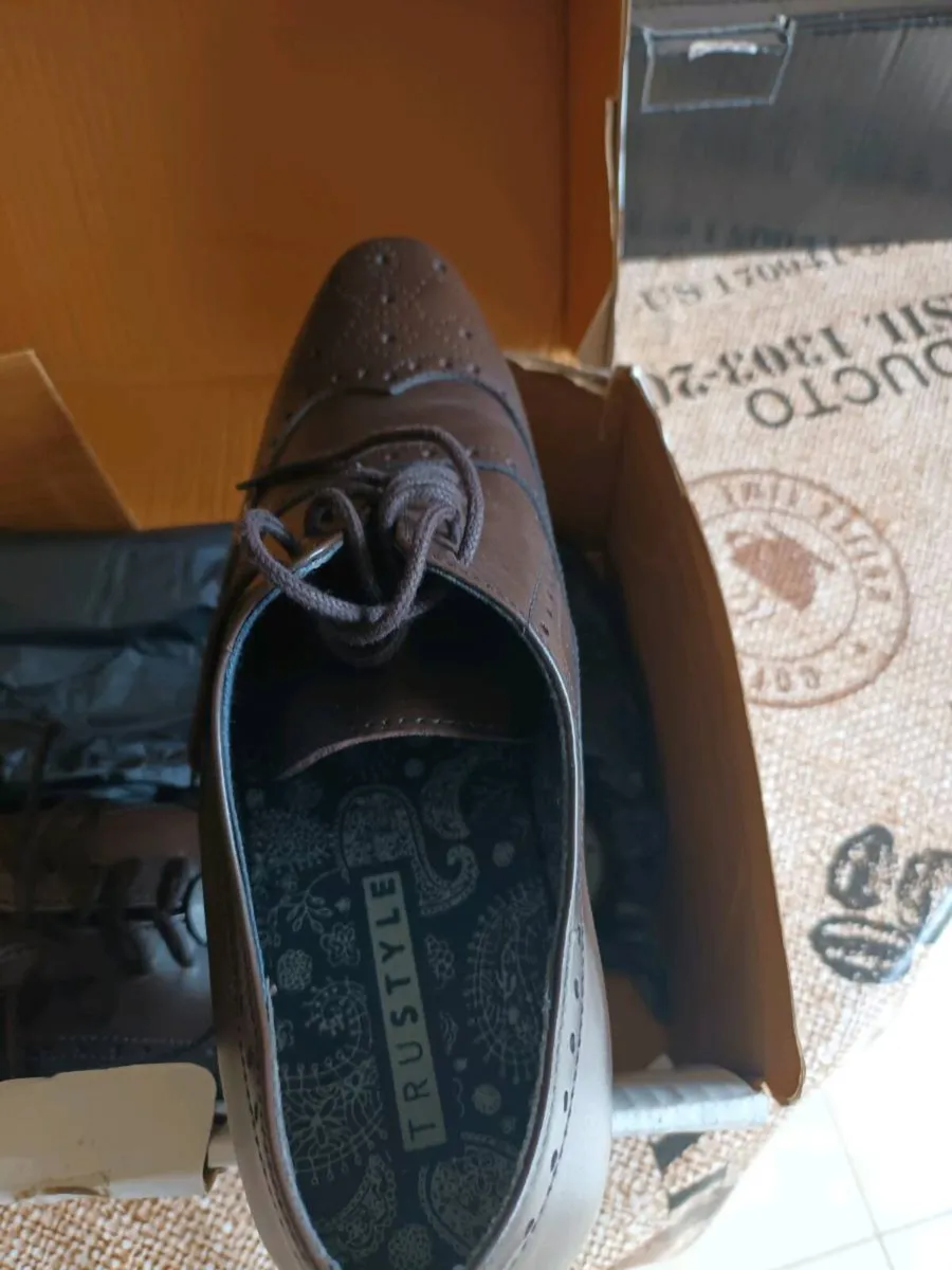 Pair of brown leather shoes - Image 2