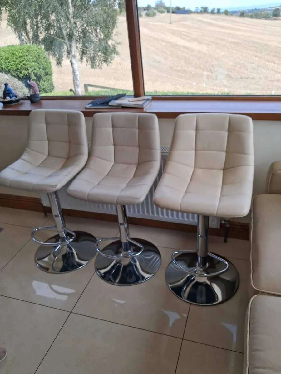 3 barstools