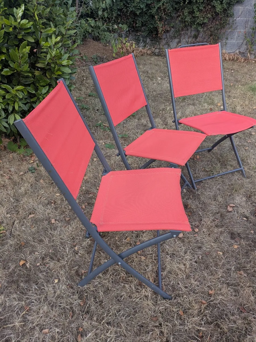 Good quality outdoor foldable table and chairs - Image 1