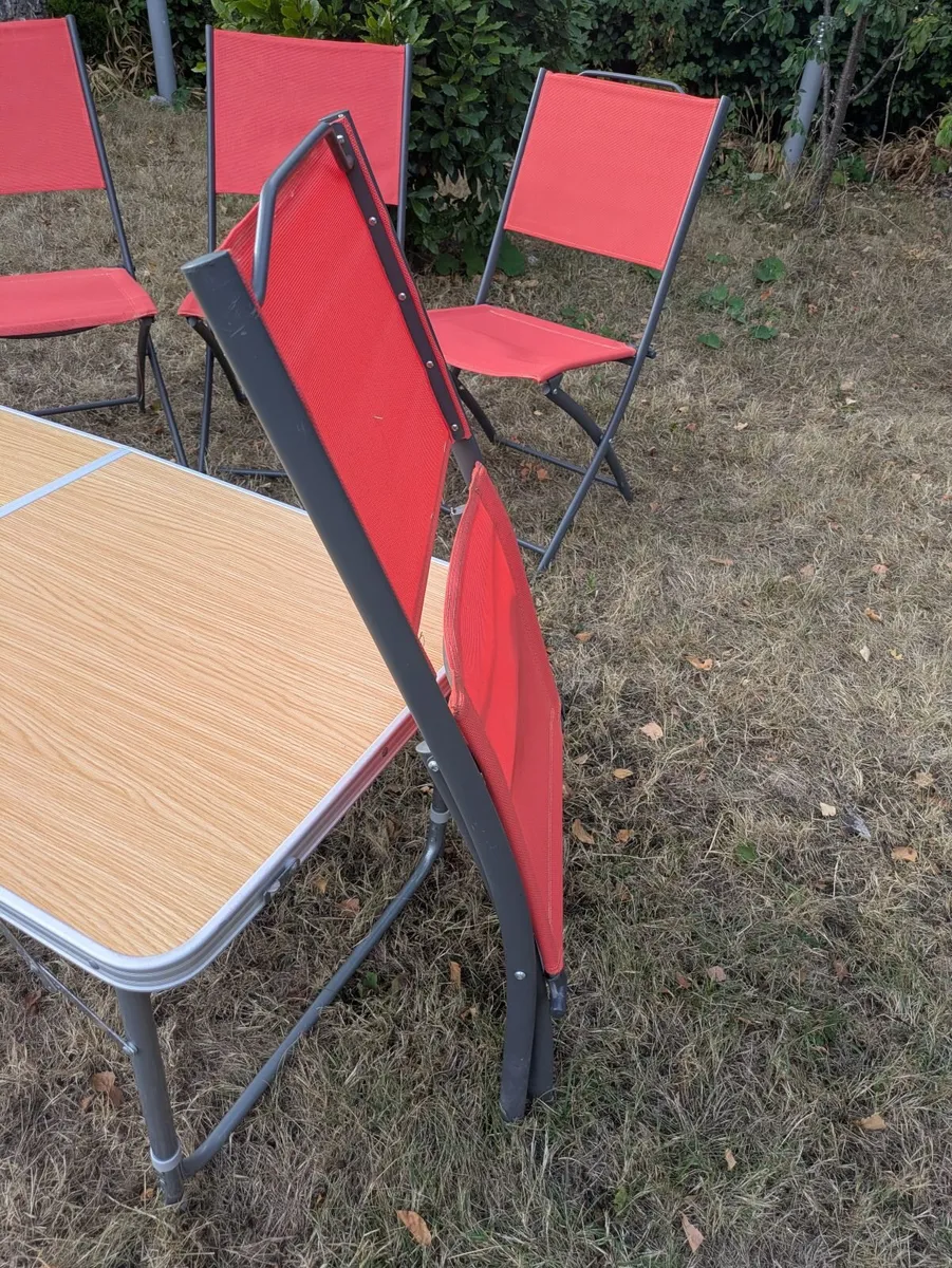 Good quality outdoor foldable table and chairs - Image 3