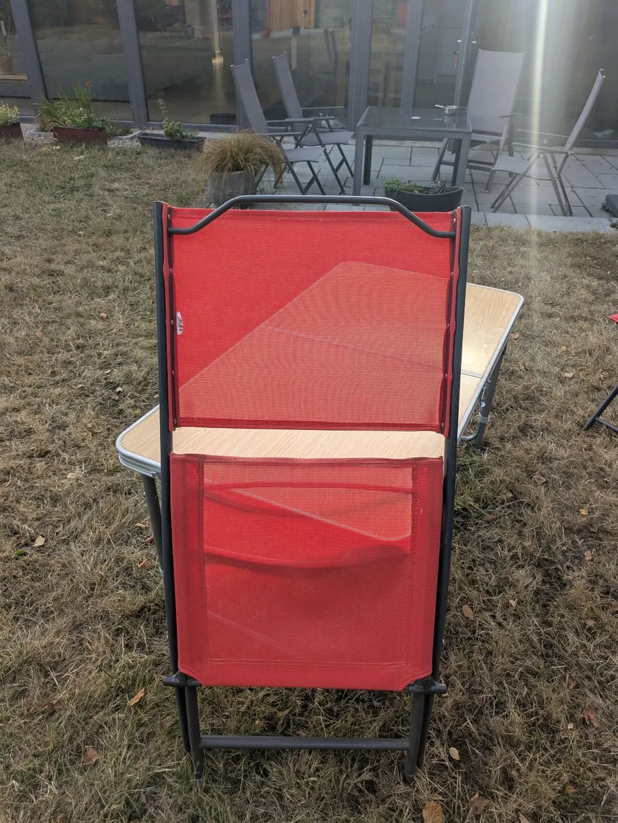 Good quality outdoor foldable table and chairs - Image 4