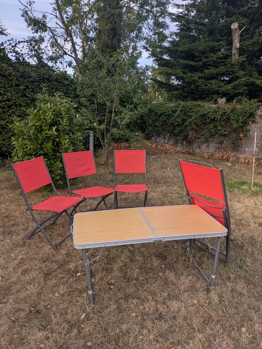 Good quality outdoor foldable table and chairs - Image 2