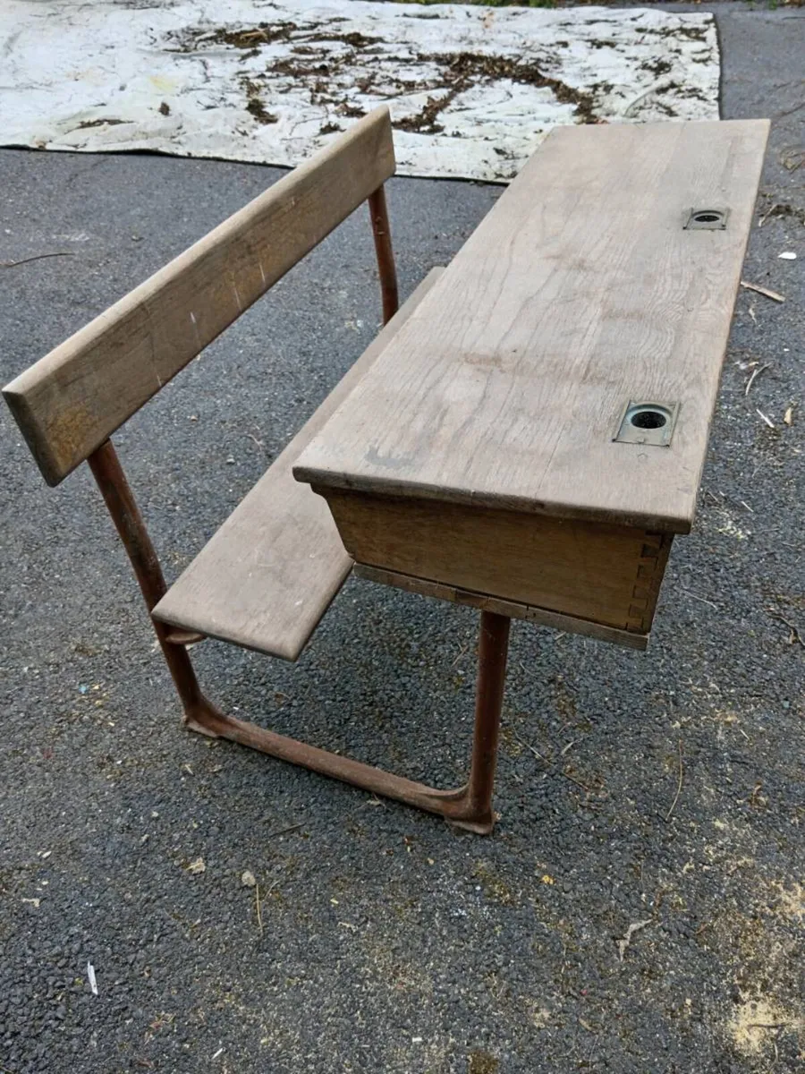 School desk - Image 1