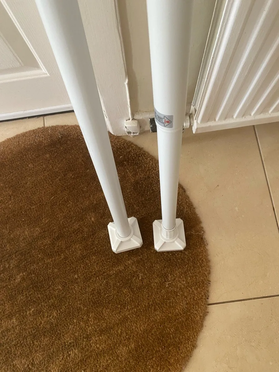 Telescopic extendable rod to hold colhes/curtain - Image 1