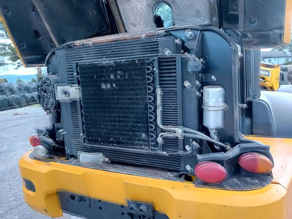 JCB 310 - Image 2