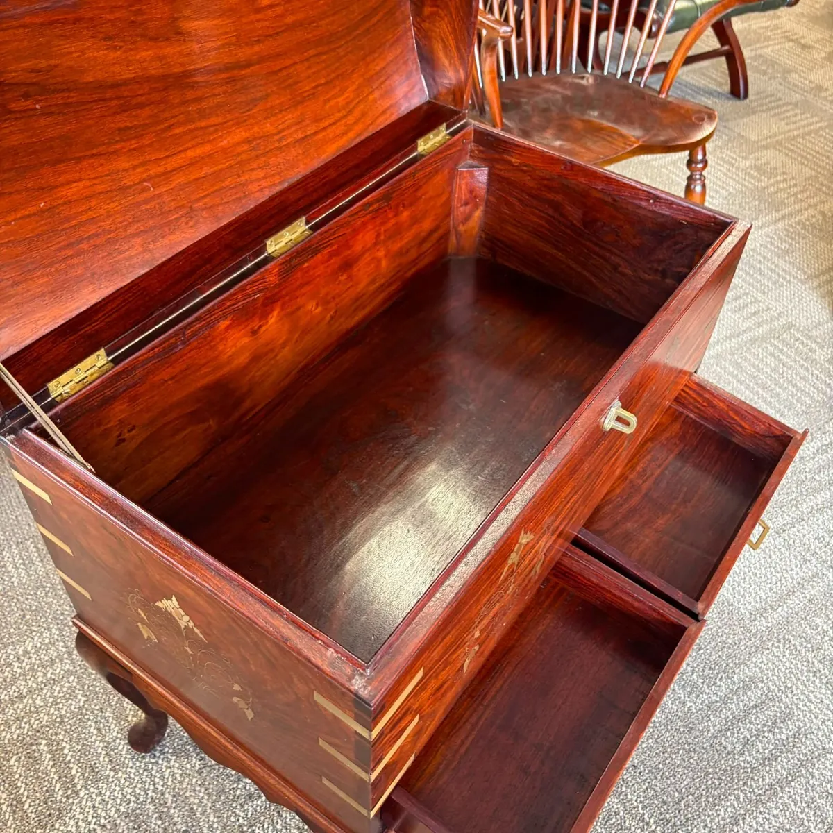 Vintage mahogany inlaid chest - Image 3