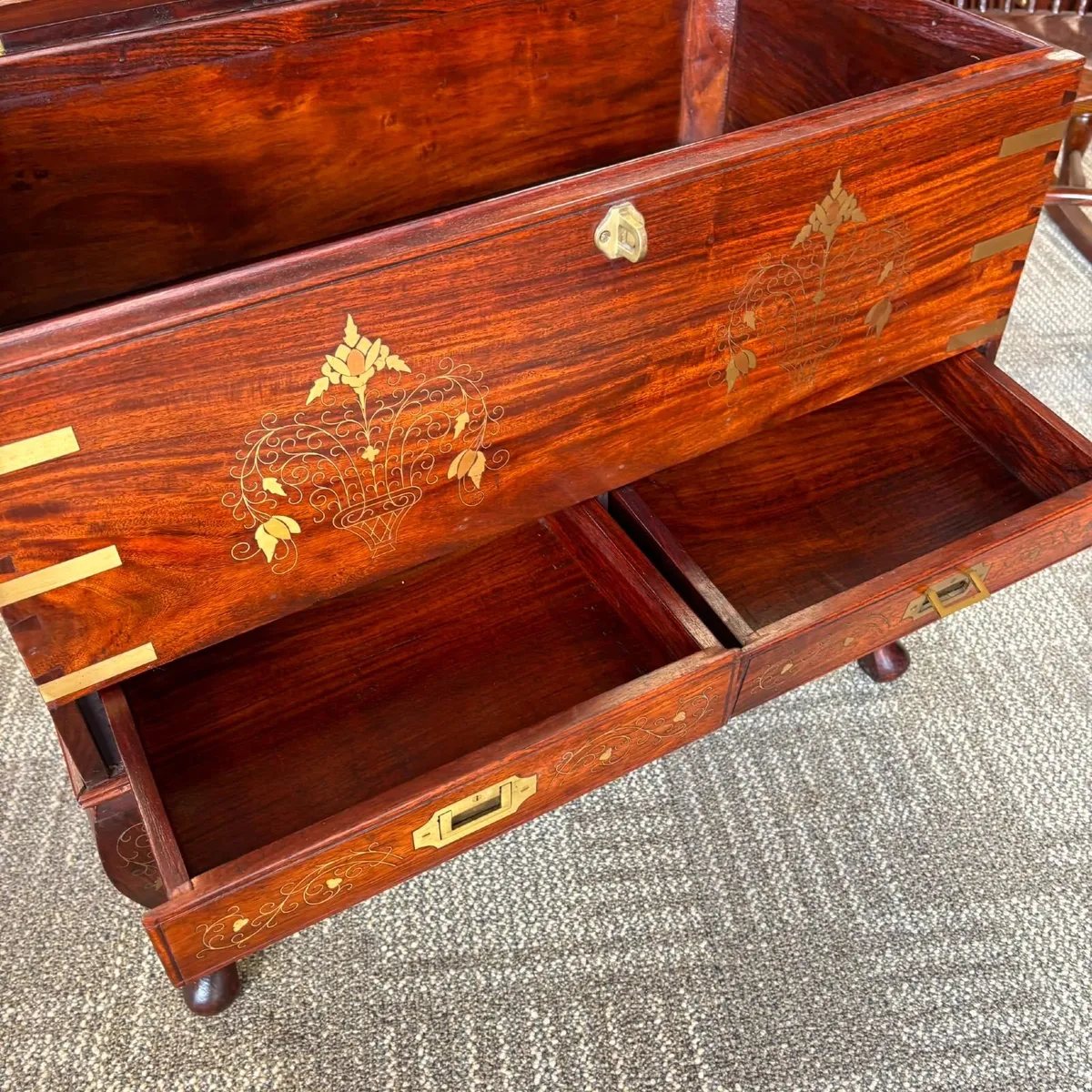 Vintage mahogany inlaid chest - Image 4