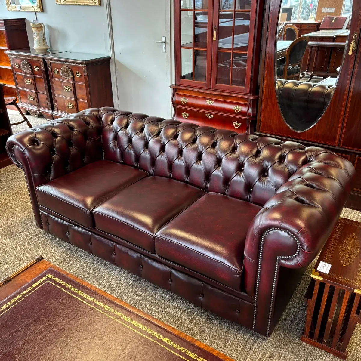 Chesterfield roll back 3 seater couch - Image 1