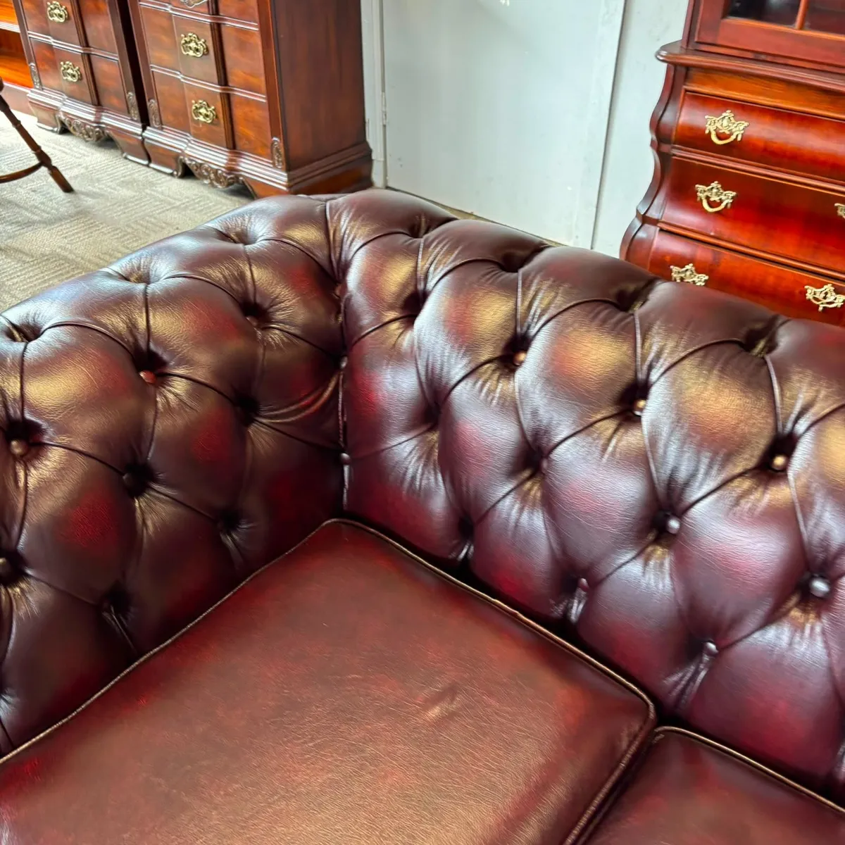 Chesterfield roll back 3 seater couch - Image 4